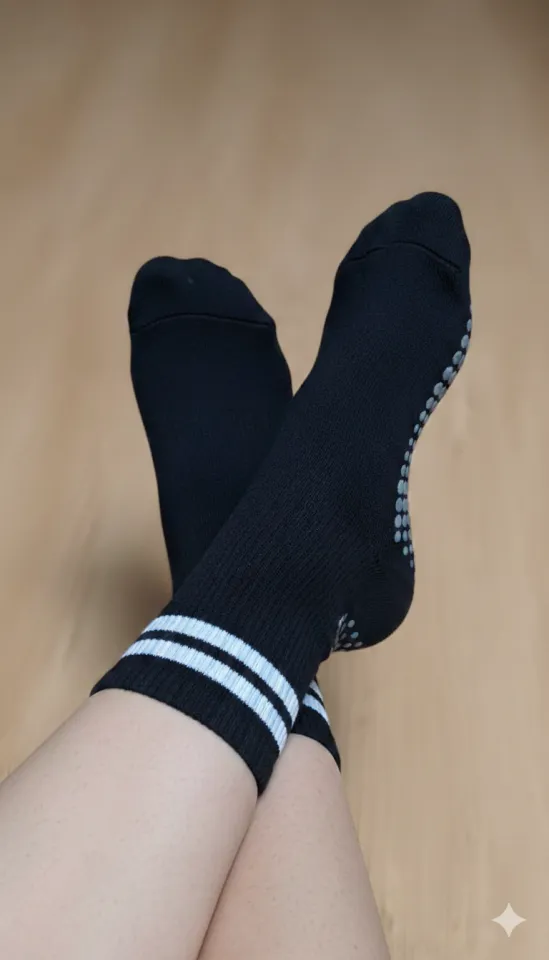 Șosete lungi damă negre cu dungi albe și silicon antiderapant pe talpă