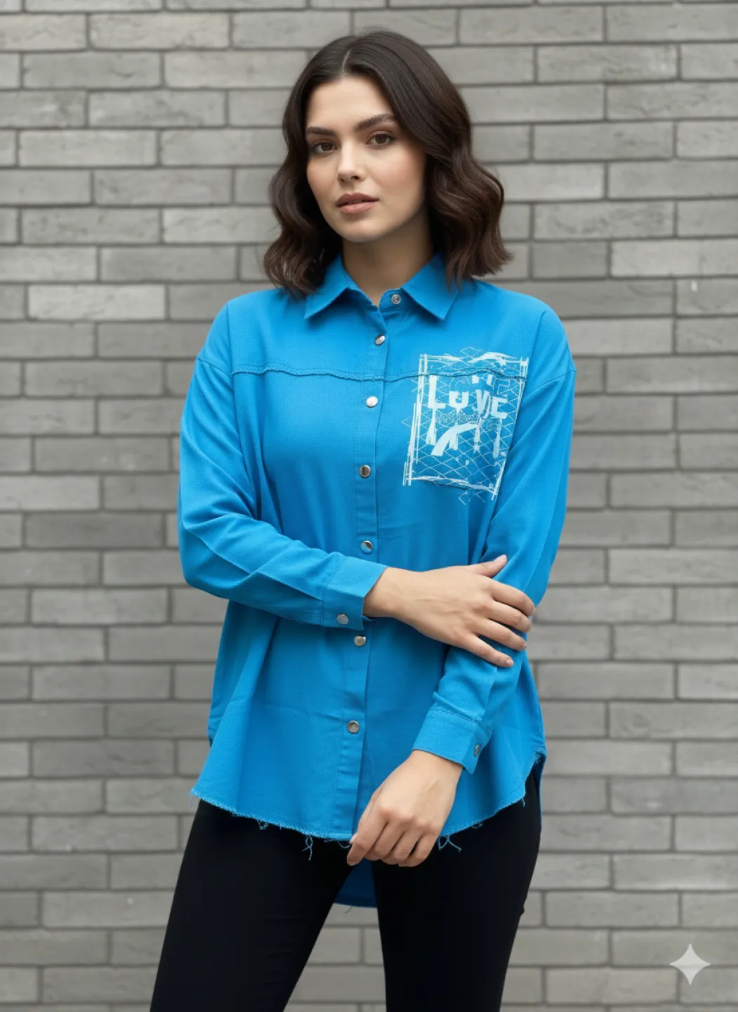 Cămașă denim damă albastră cu capse și imprimeu „Love Insensitize” - 1