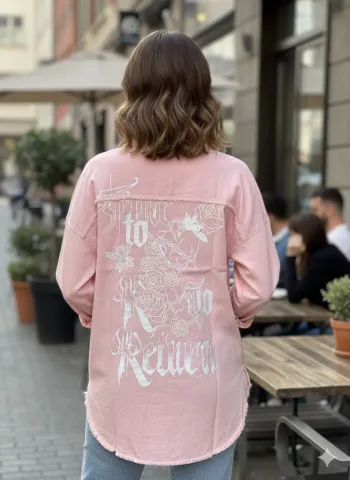 Cămașă denim damă roz cu capse și imprimeu „It’s Only an Ilusion” hover