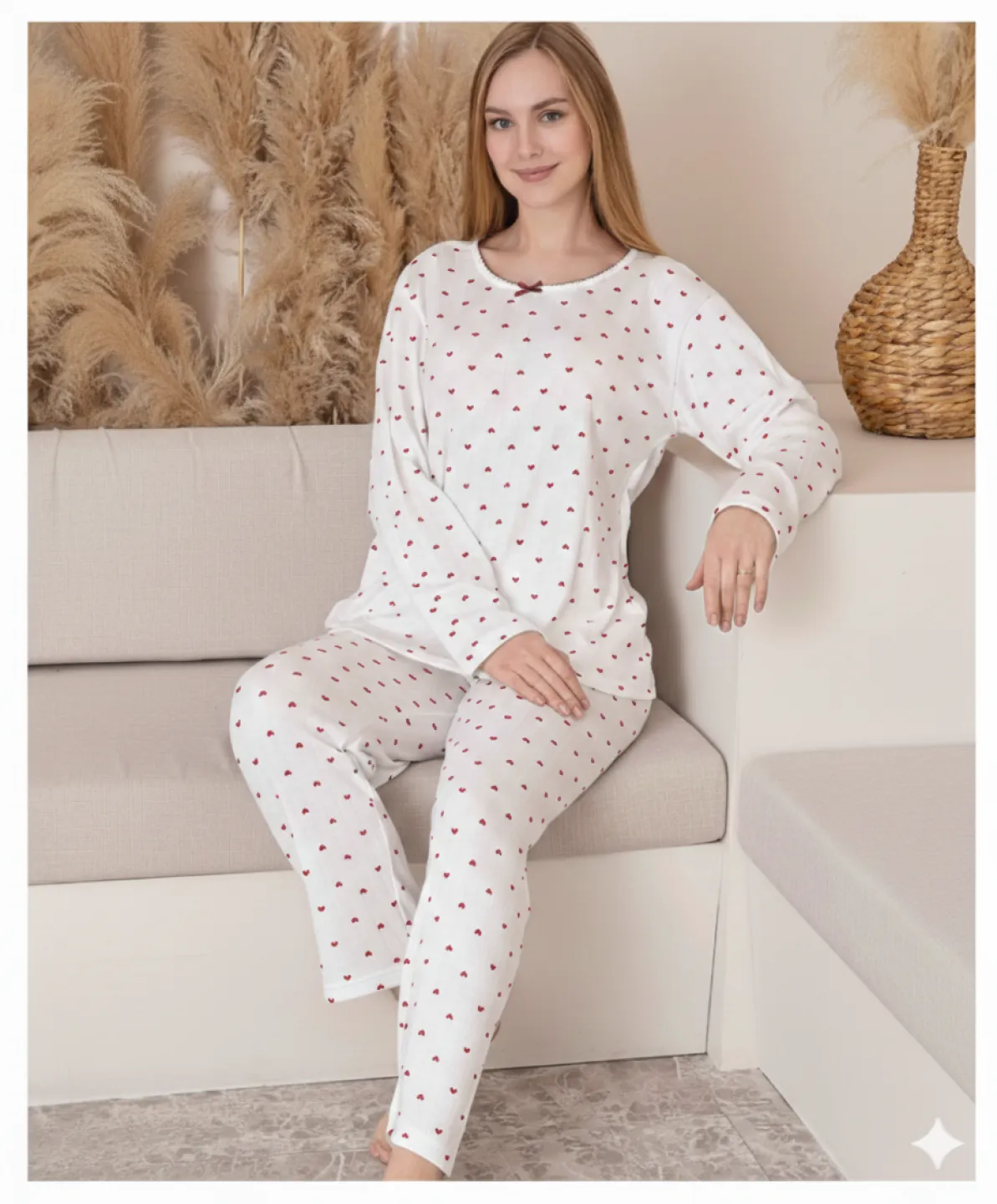 Pijama damă albă cu inimioare roșii, bluză cu mânecă lungă și fundiță - 1