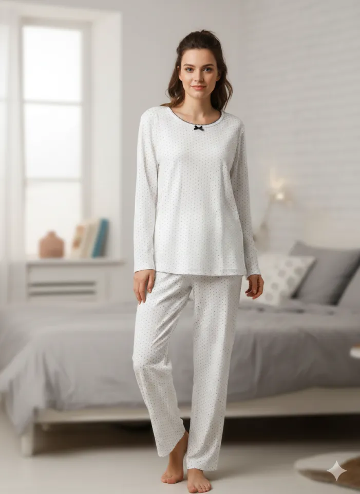 Pijama damă albă cu punctulețe bordo, bluză cu mânecă lungă și fundiță