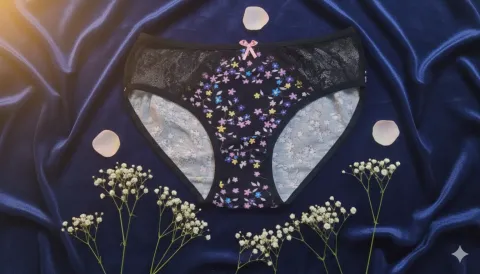 Chiloți damă clasici negri, cu flori colorate și dantelă