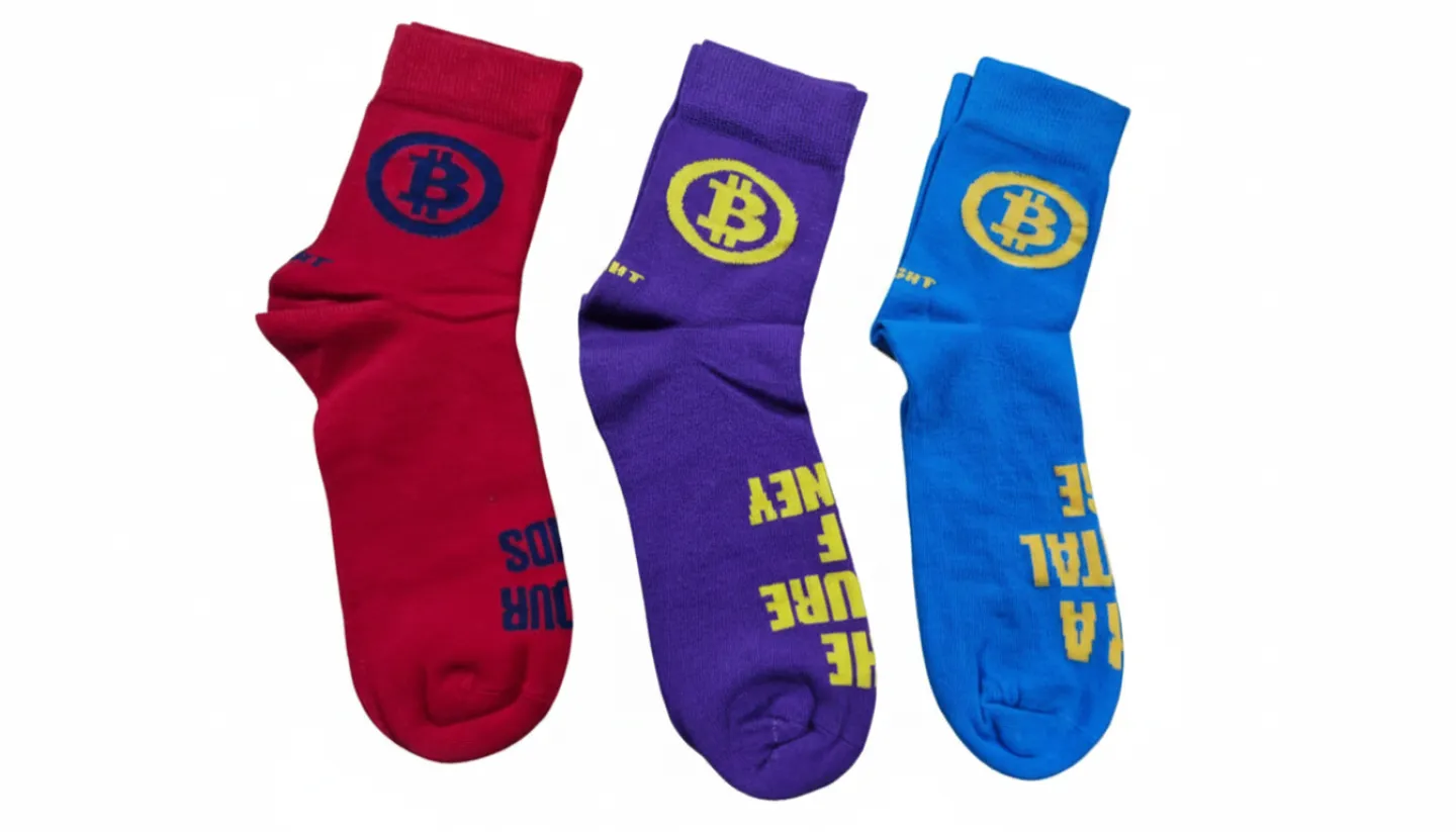 Set 3 șosete bărbați lungi, diverse culori cu imprimeu Bitcoin - 1