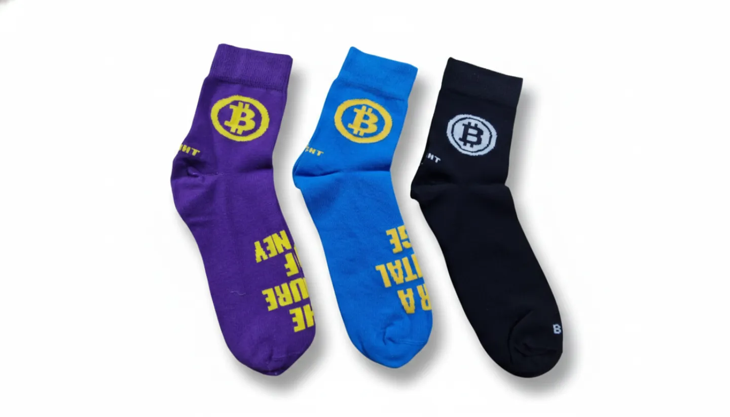 Set 3 șosete bărbați lungi, diverse culori cu imprimeu Bitcoin - 1