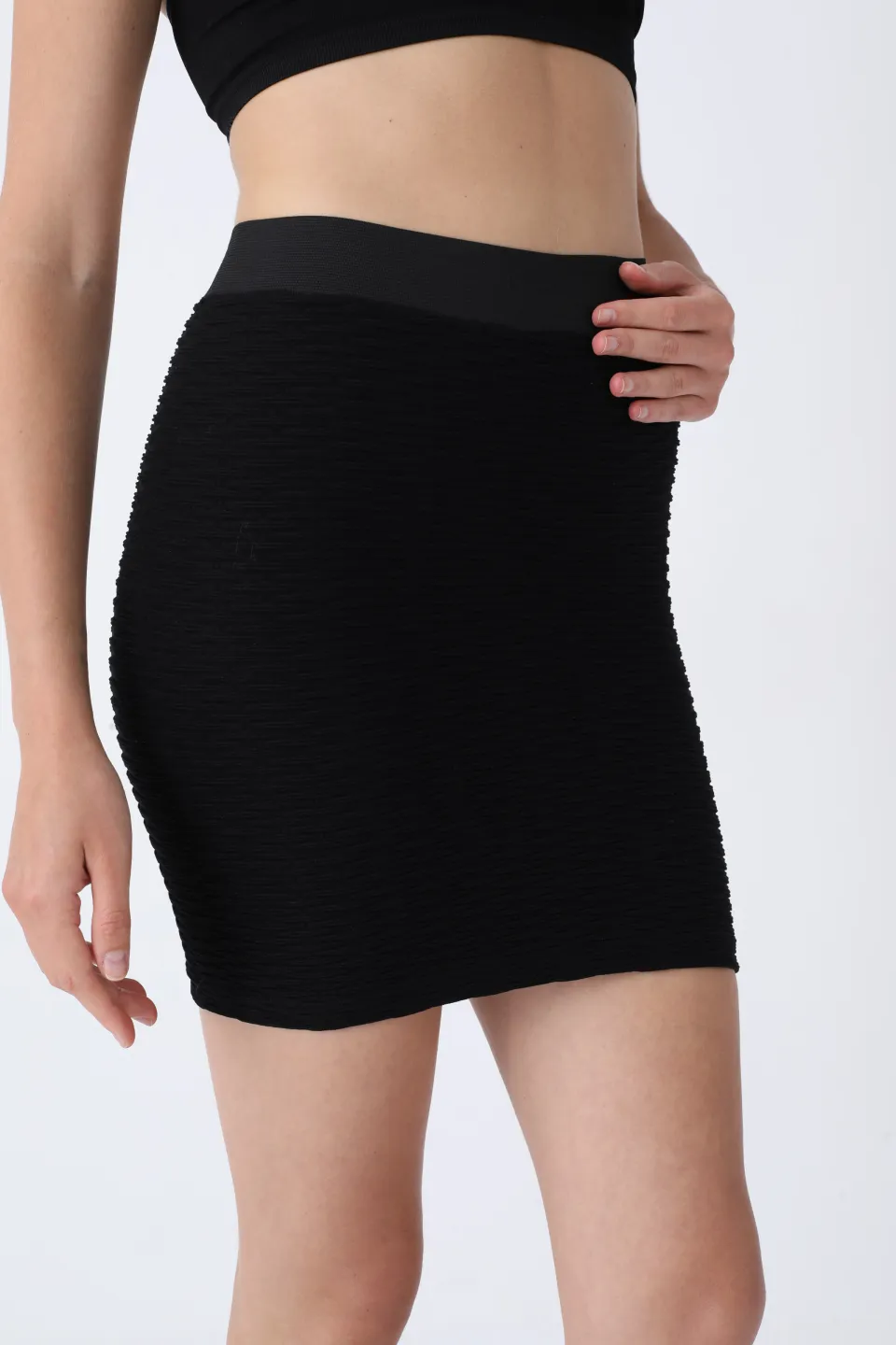 Fustă scurtă neagră cu dungi, fără cusături - 1