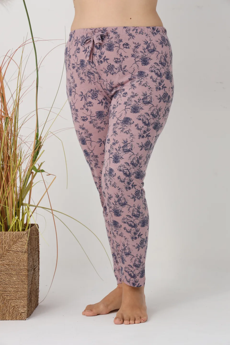 Pantaloni de pijama damă Big Size, roz cu flori albastre, 85% vâscoză, 15% poliester - 2