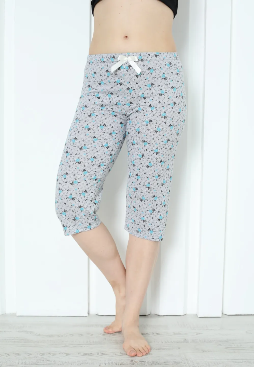 Pantaloni pijama damă 3/4, gri, imprimeu flori albastre - 1