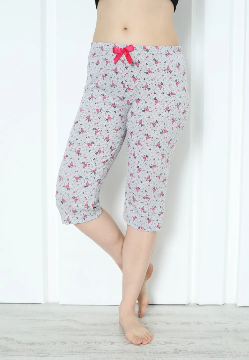 Pantaloni pijama damă 3/4, gri, imprimeu flori roz inchis - 1
