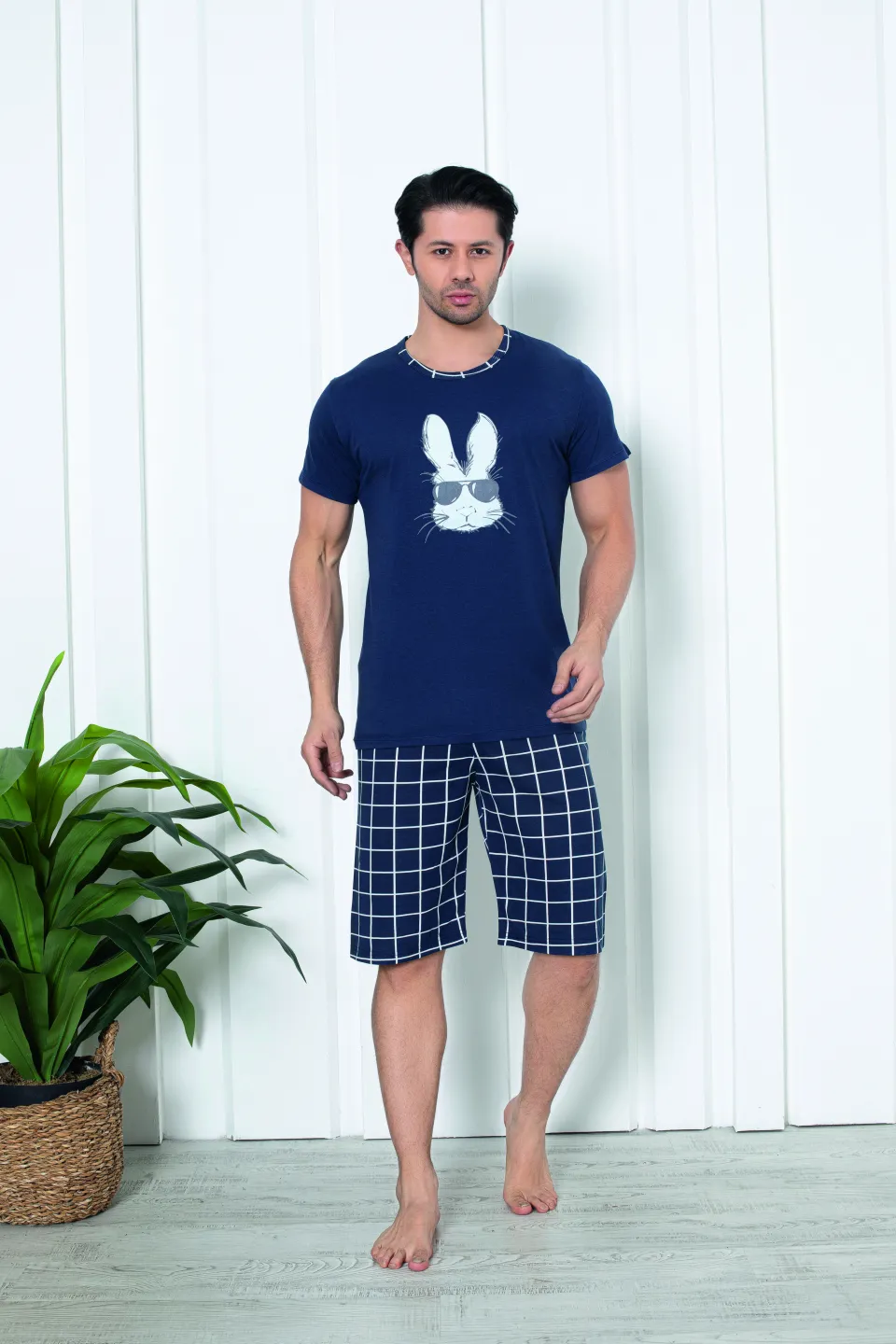 Pijama bărbat din bumbac, mânecă scurtă și pantaloni 3/4, imprimeu iepure cu ochelari, bleumarin - 1