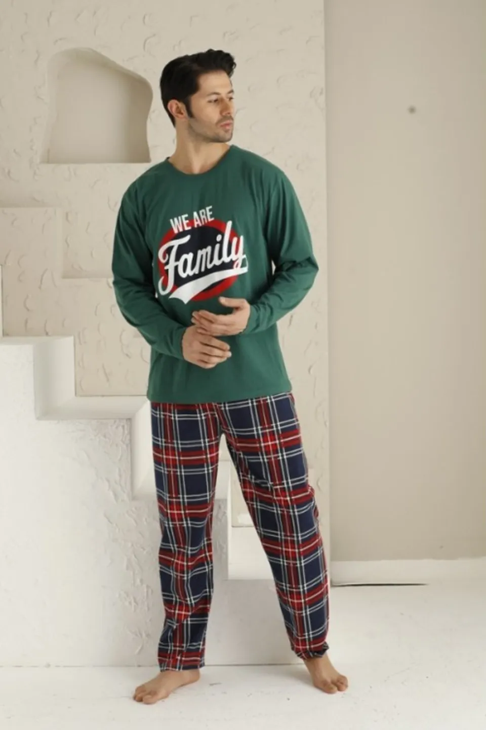 Pijama bărbați cu mânecă lungă și pantaloni lungi - Imprimeu „We Are Family” - 1