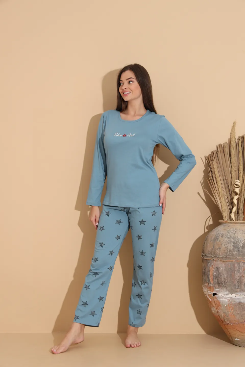 Pijama damă albastru deschis, bluză „She is Art” și pantaloni cu imprimeu stele negre – 100% bumbac - 5