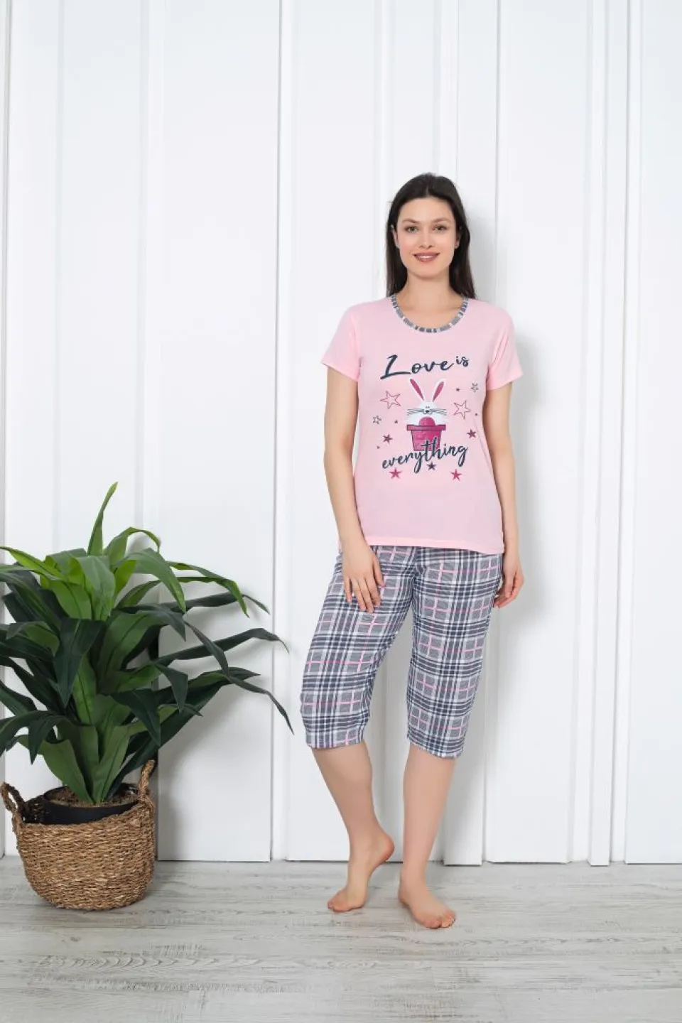 Pijama dama din bumbac, imprimeu ,,Love Is Everything'', maneca scurta si pantaloni 3/4, roz deschis - 1