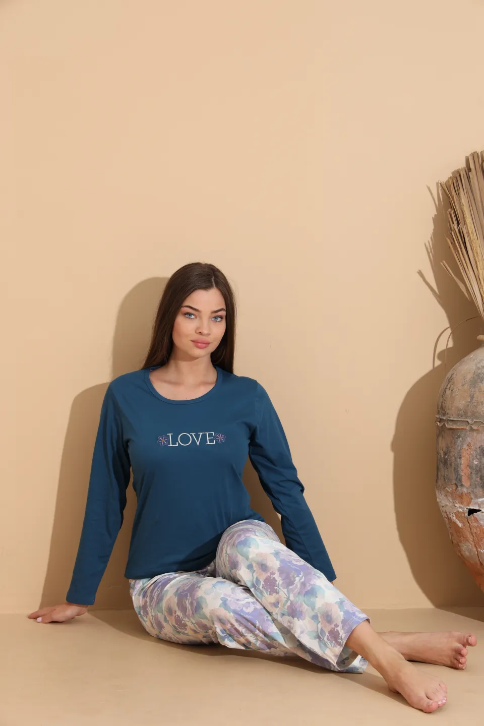 Pijama damă bleumarin, bluză „Love” și pantaloni cu imprimeu floral – 100% bumbac - 1