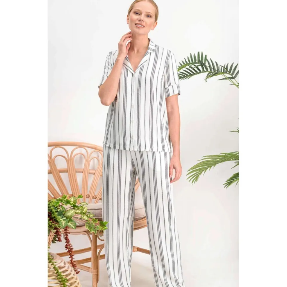 Pijama damă,  bluză cu mânecă scurtă și guler cu rever, pantaloni lungi, imprimeu cu dungi