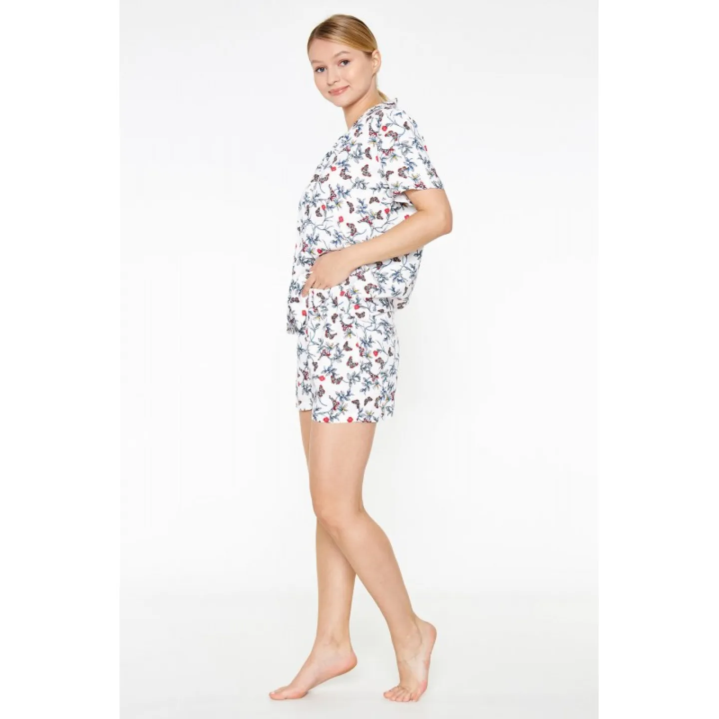 Pijama damă cu bluză cu mânecă scurtă și pantaloni scurți, imprimeu floral cu fluturi, mov - 1