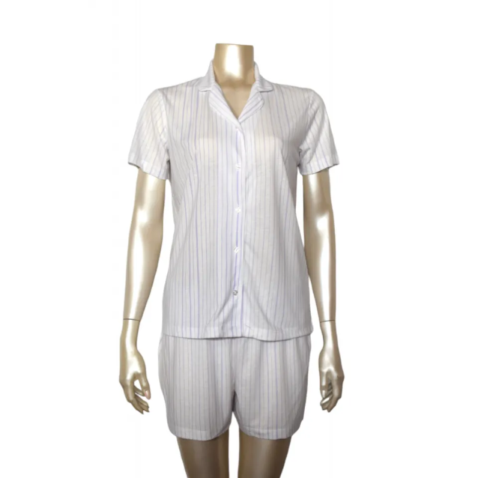 Pijama damă cu bluză cu nasturi, mânecă scurtă și pantaloni scurți, imprimeu dungi, culoare alb/mov