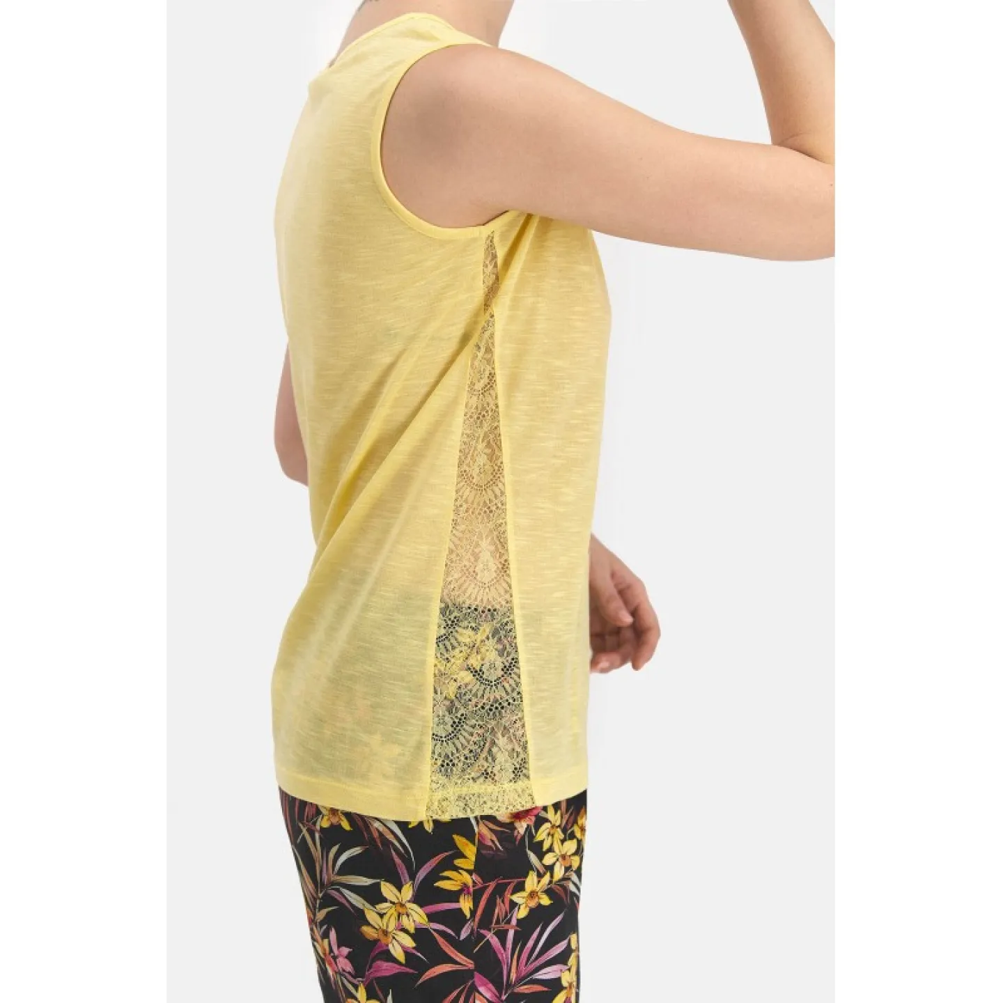 Pijama damă cu bluză tip maiou cu dantelă laterală și pantaloni scurți, imprimeu floral, culoare galben - 2