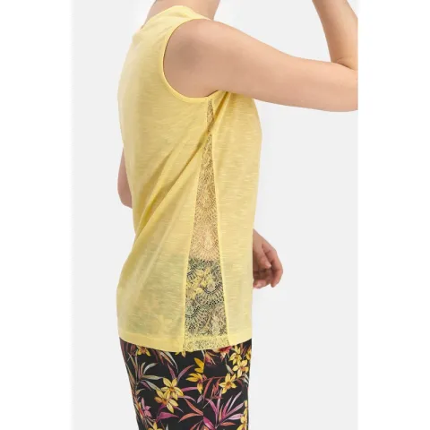 Pijama damă cu bluză tip maiou cu dantelă laterală și pantaloni scurți, imprimeu floral, culoare galben hover