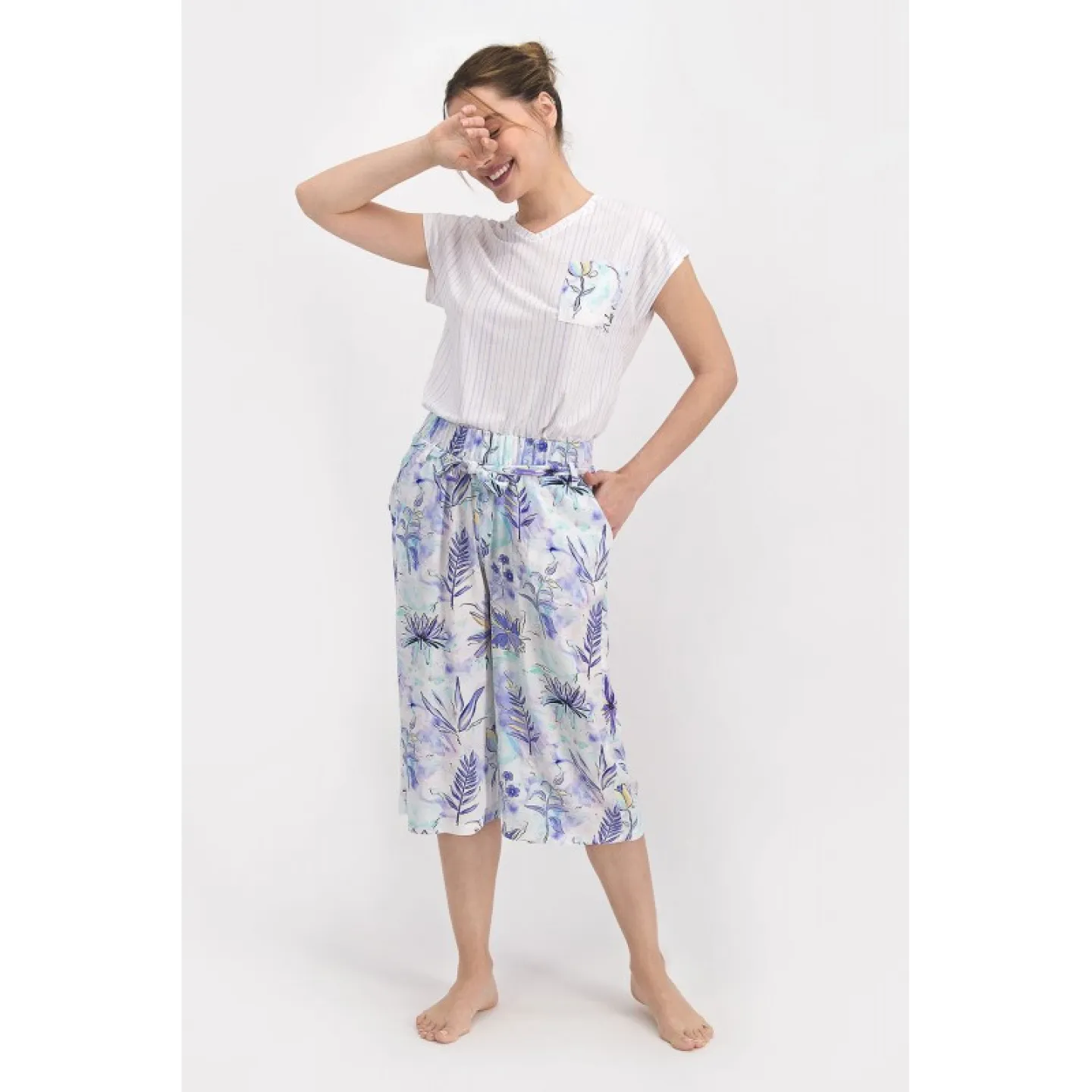 Pijama dama cu maneca scurta si pantalon 3/4, imprimeu floral - 1