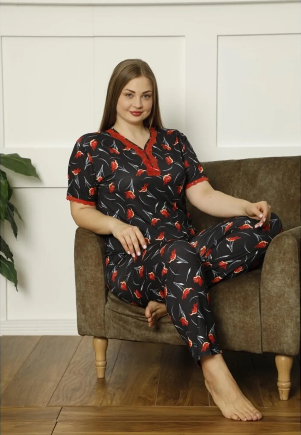 Pijamale damă Big Size, mânecă scurtă, pantaloni lungi, culoare negru, imprimeu floral - 1