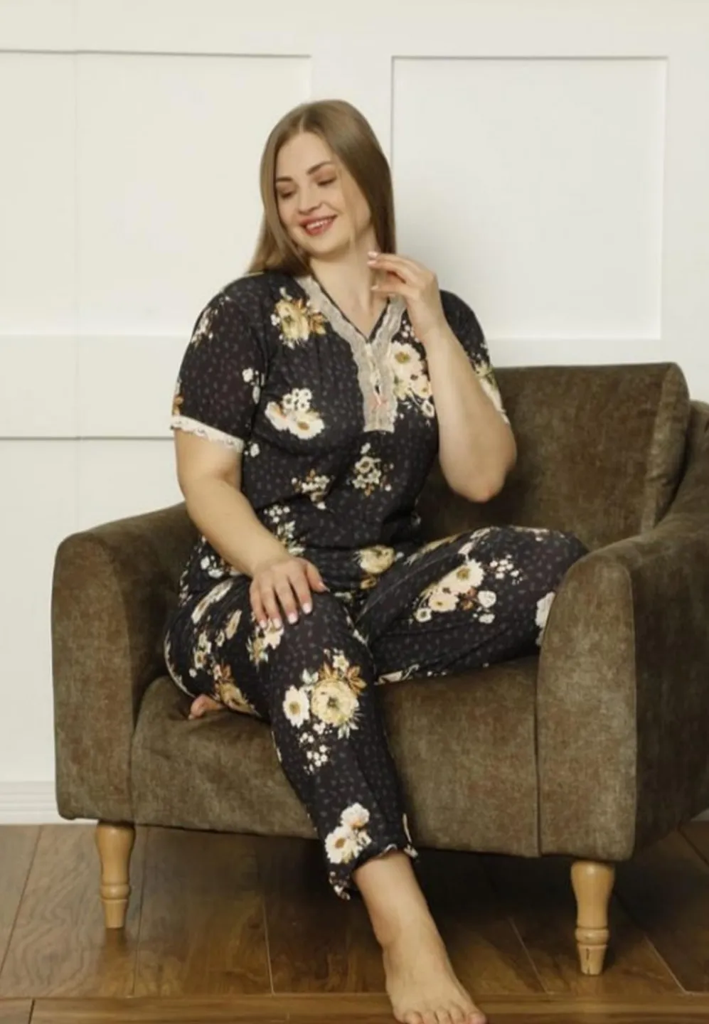 Pijamale damă Big Size, mânecă scurtă, pantaloni lungi, culoare maro, imprimeu floral - 2