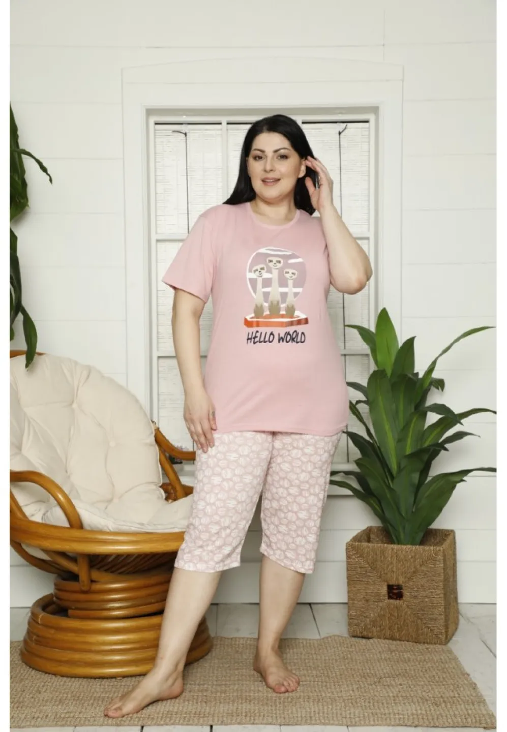 Pijama dama big size din bumbac, tricou roz cu imprimeu „Hello World” și pantaloni 3/4 asortați - 1