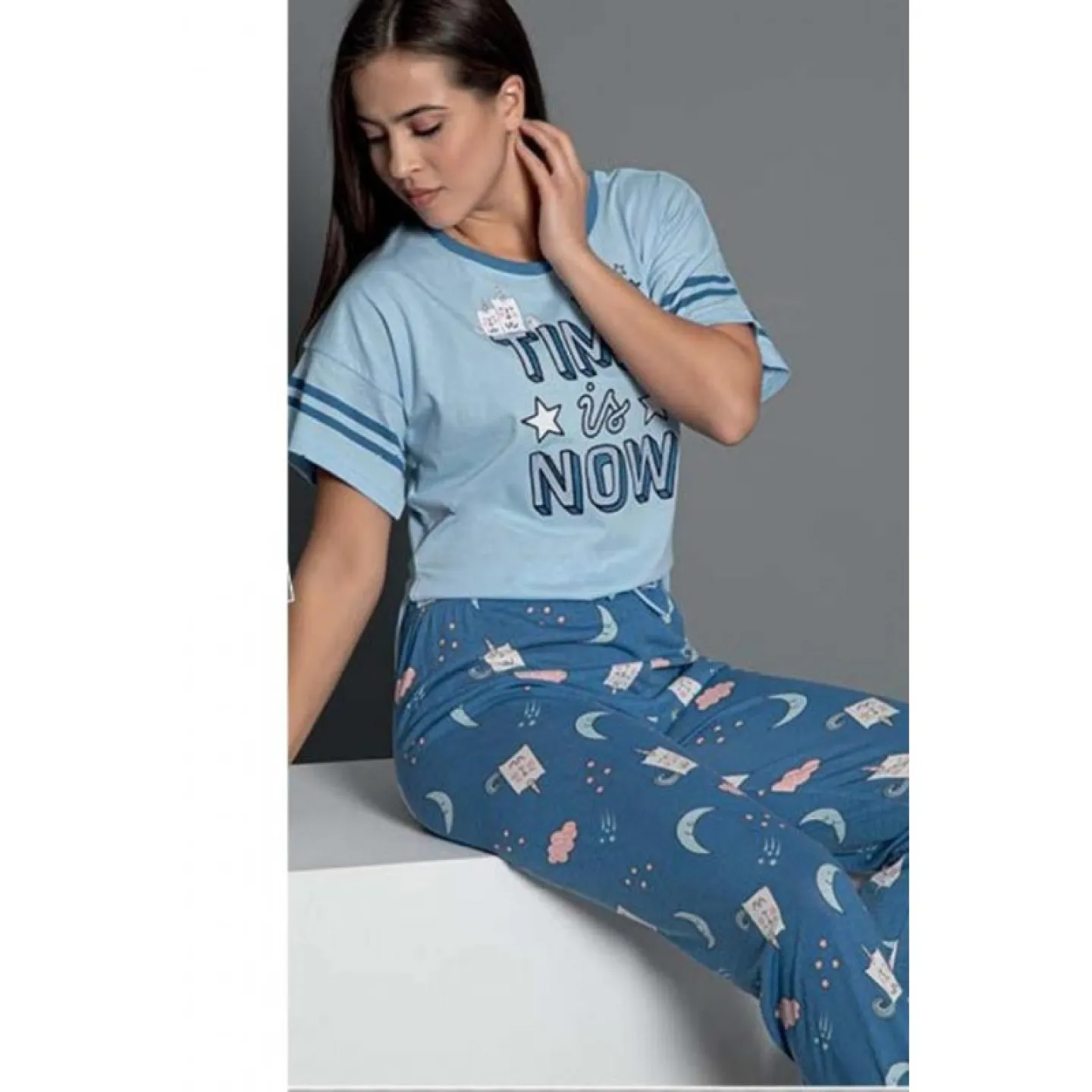 Pijama Dama din Bumbac cu maneca scurtă și pantaloni lungi – Set cu Imprimeu Time Is Now - 1