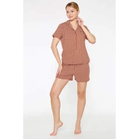 Pijama Dama din Viscoză – Bluza cu Mâneci Scurte și Pantaloni Scurți cu Elastic în Talie, Bordo hover