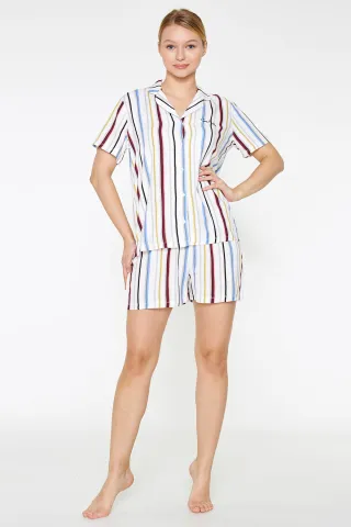 Pijama Dama din Viscoză – Bluza cu Mâneci Scurte și Pantaloni Scurți cu Elastic în Talie, Dungi