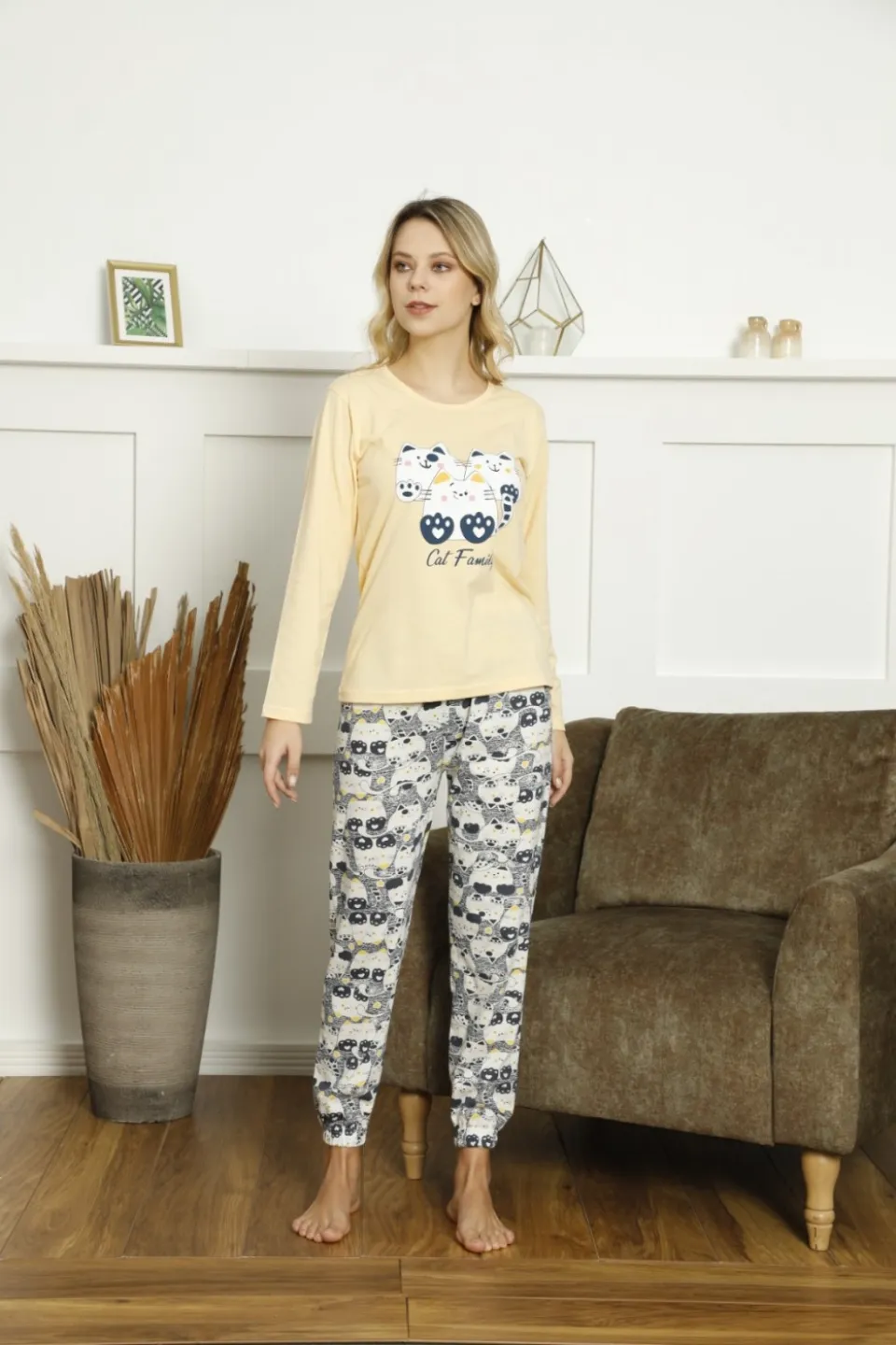 Pijama damă, mânecă lungă și pantaloni lungi, imprimeu Cat Family, galben - 1