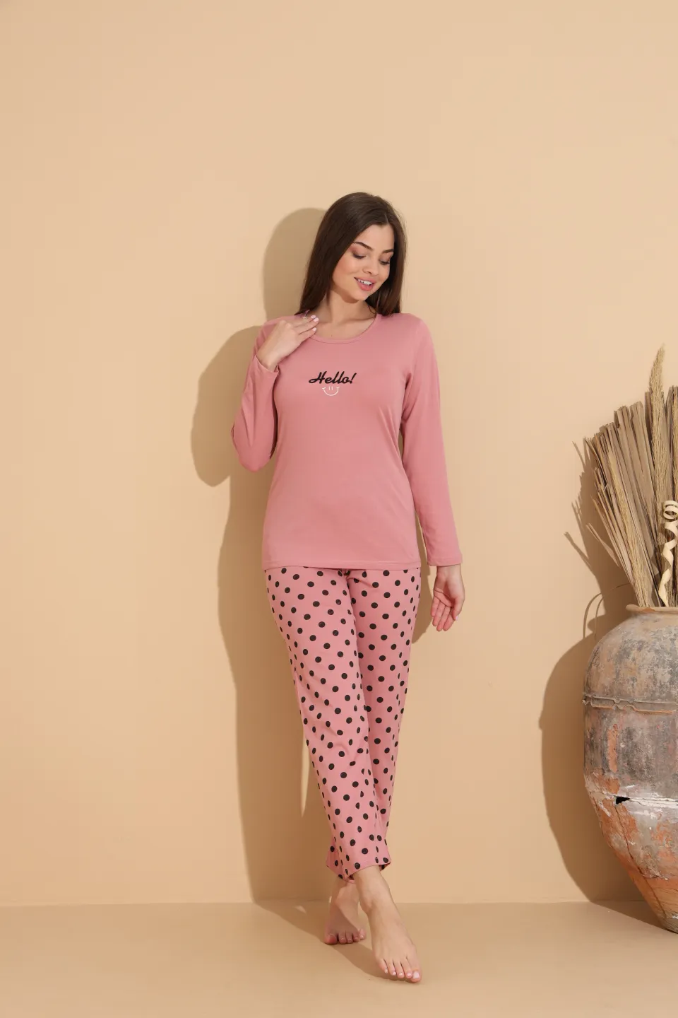 Pijama damă roz cu imprimeu „HELLO” cu pantaloni lungi cu buline – 100% bumbac - 1