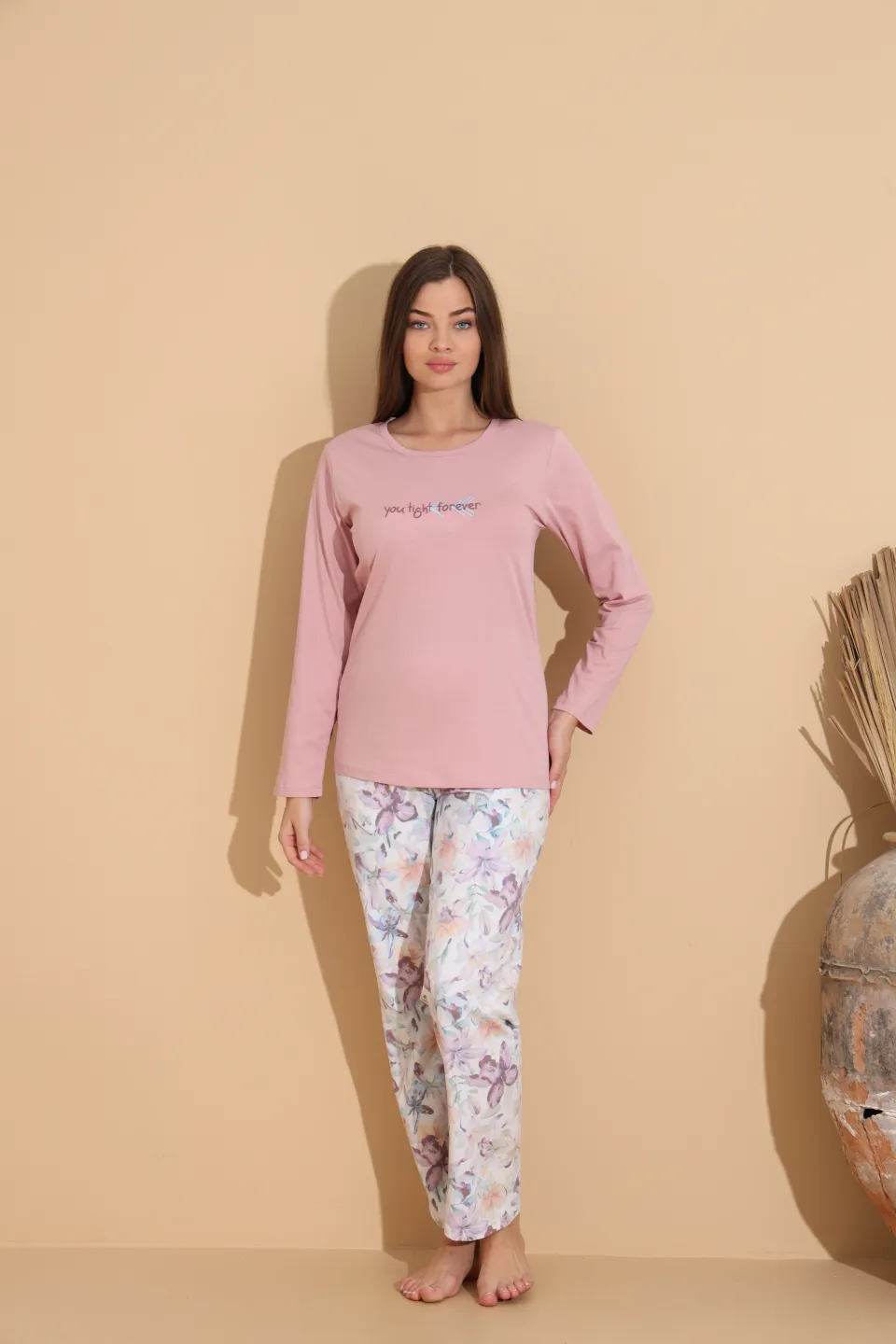 Pijama damă roz pal, bluză „You Tight Forever” și pantaloni cu imprimeu floral – 100% bumbac - 1