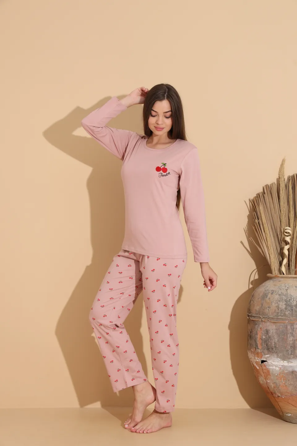 Pijama damă roz pal cu imprimeu cireșe și freedom cu pantaloni lungi cu cirese – 100% bumbac - 2