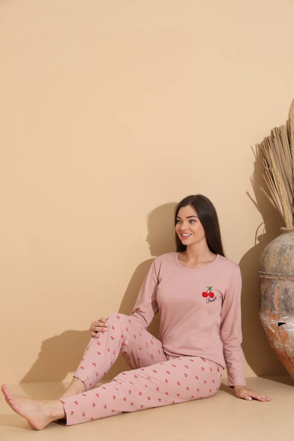 Pijama damă roz pal cu imprimeu cireșe și freedom cu pantaloni lungi cu cirese – 100% bumbac - 3