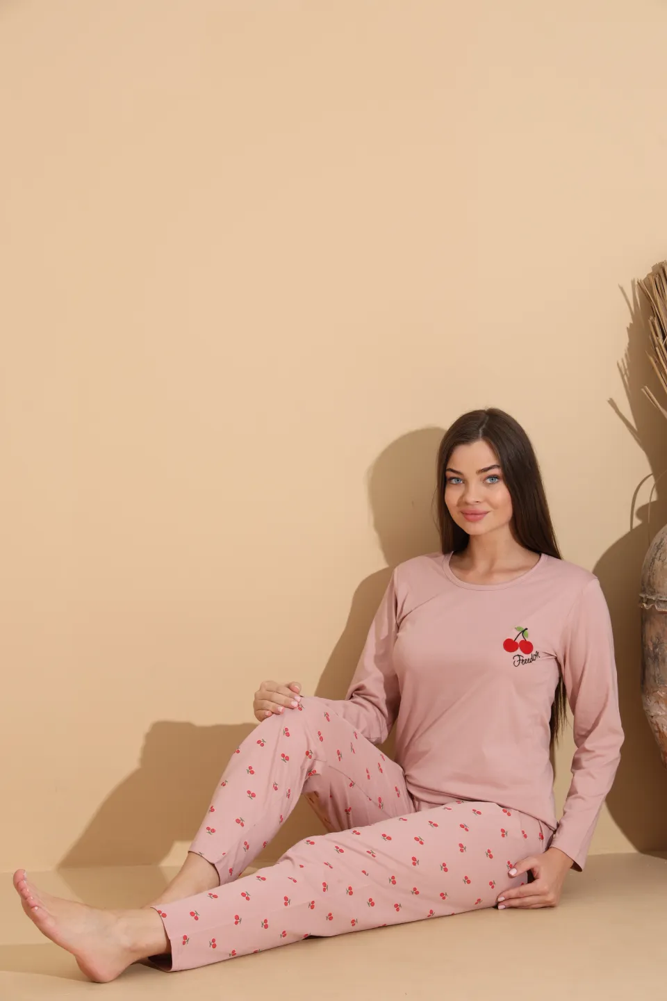 Pijama damă roz pal cu imprimeu cireșe și freedom cu pantaloni lungi cu cirese – 100% bumbac - 6