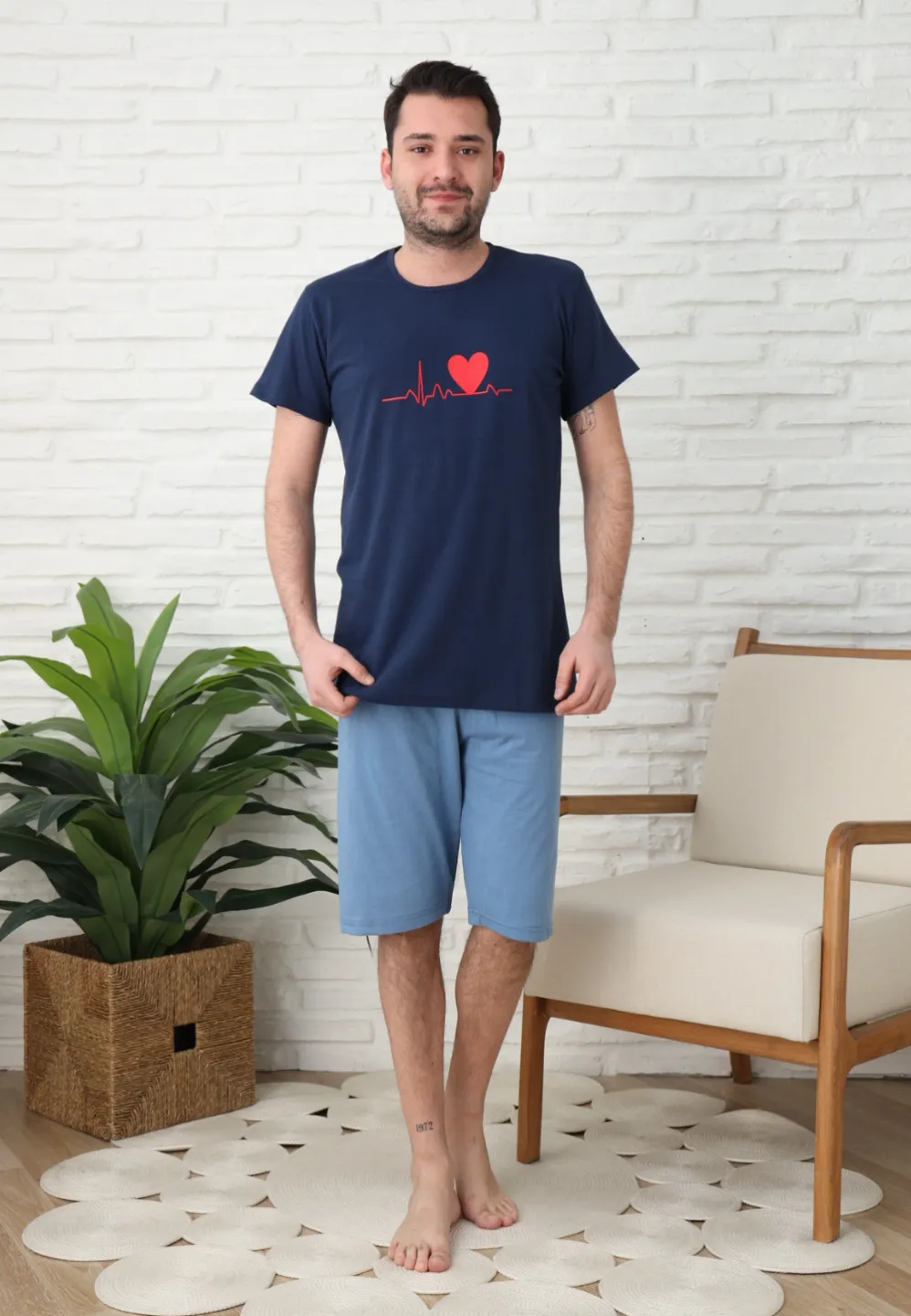 Pijama familie-bărbați, bumbac, mânecă scurtă și pantaloni 3/4 , culoare bleumarin, imprimeu puls - 1