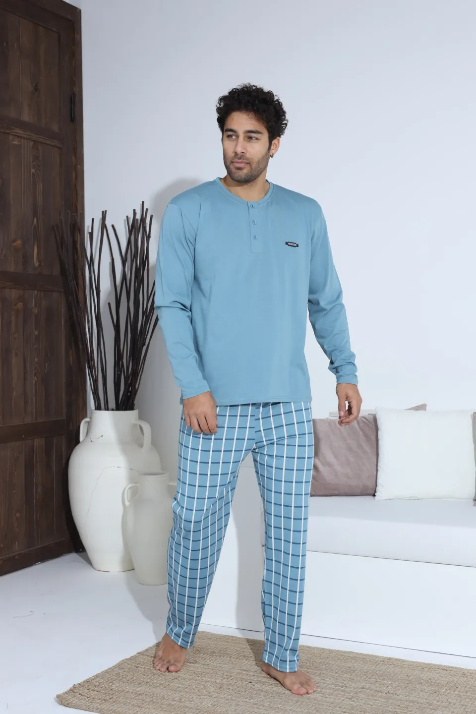 Pijamale bărbați albastru – bluză cu nasturi și detaliu metalic, pantaloni lungi în carouri, 100% bumbac - 1