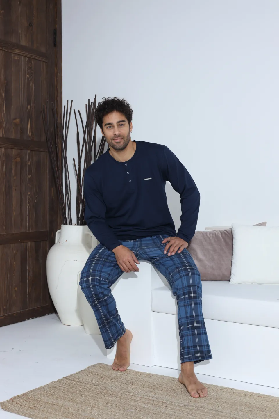 Pijamale bărbați bleumarin – bluză cu nasturi și detaliu metalic, pantaloni lungi în carouri, 100% bumbac - 2