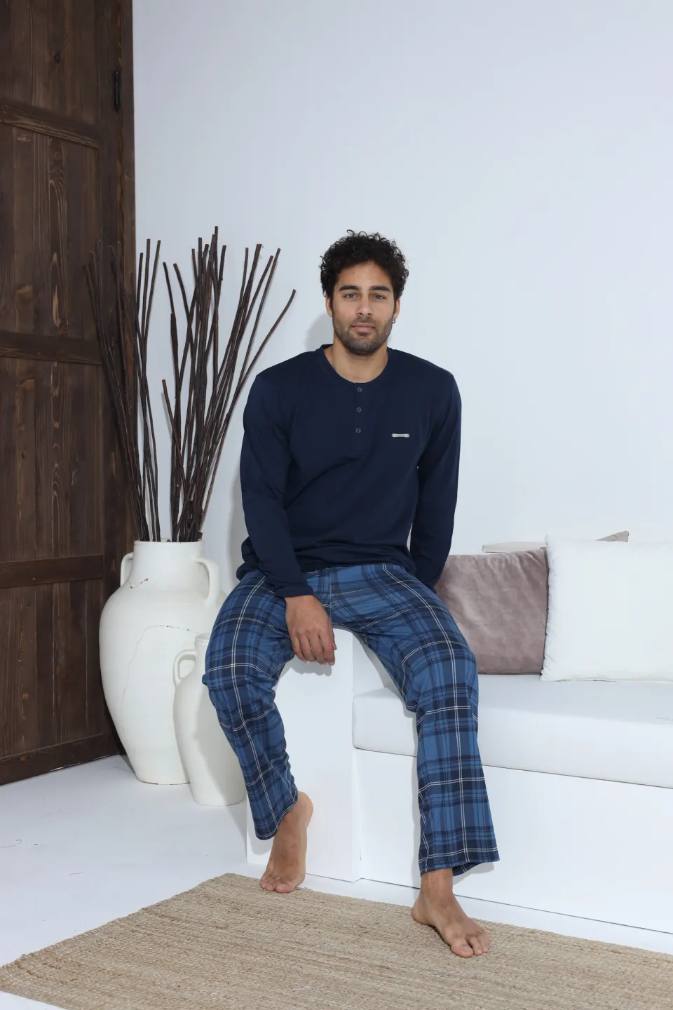 Pijamale bărbați bleumarin – bluză cu nasturi și detaliu metalic, pantaloni lungi în carouri, 100% bumbac - 3