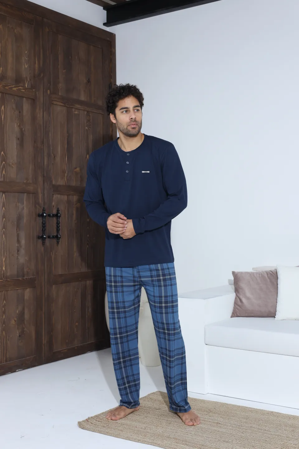 Pijamale bărbați bleumarin – bluză cu nasturi și detaliu metalic, pantaloni lungi în carouri, 100% bumbac - 4