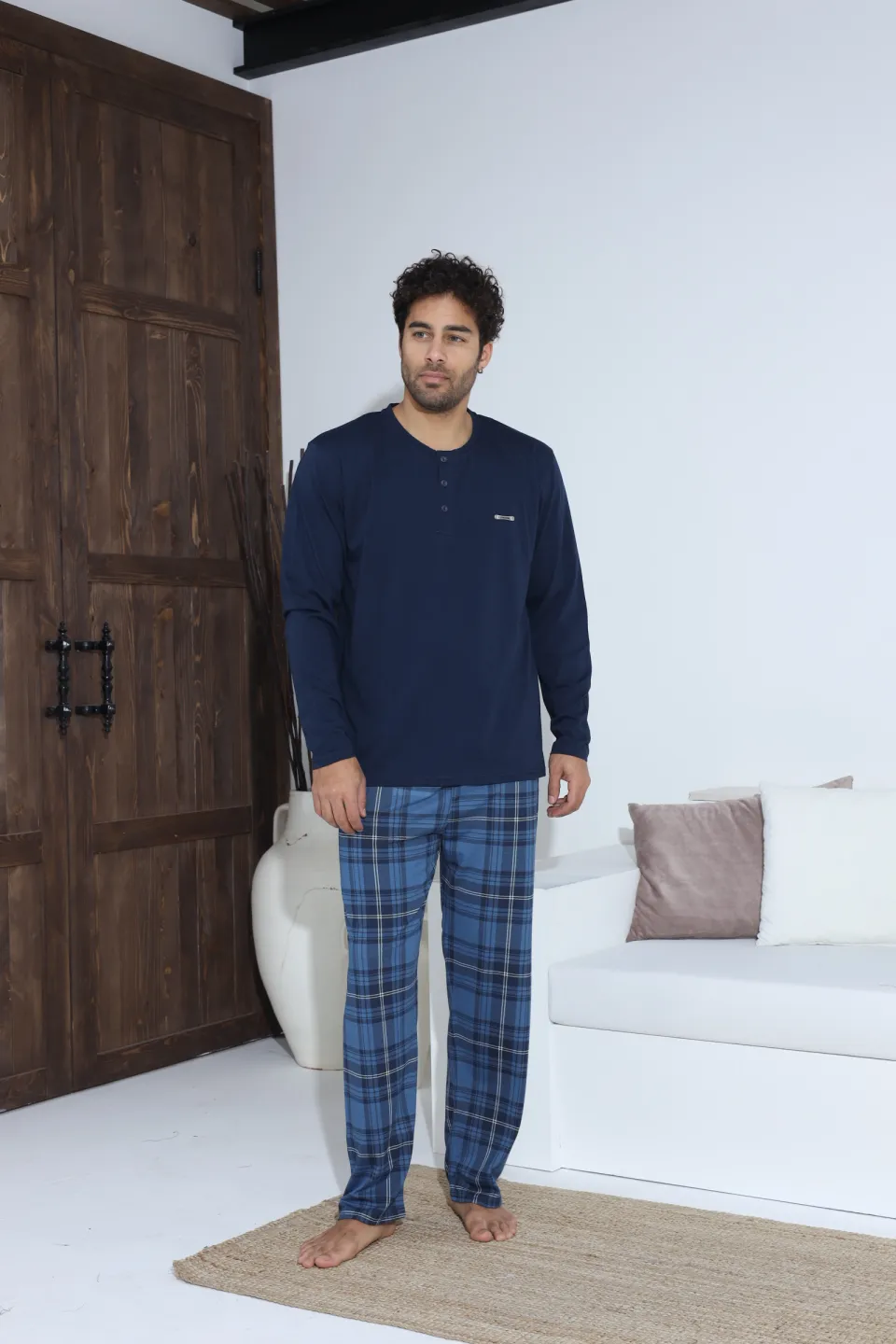 Pijamale bărbați bleumarin – bluză cu nasturi și detaliu metalic, pantaloni lungi în carouri, 100% bumbac - 5