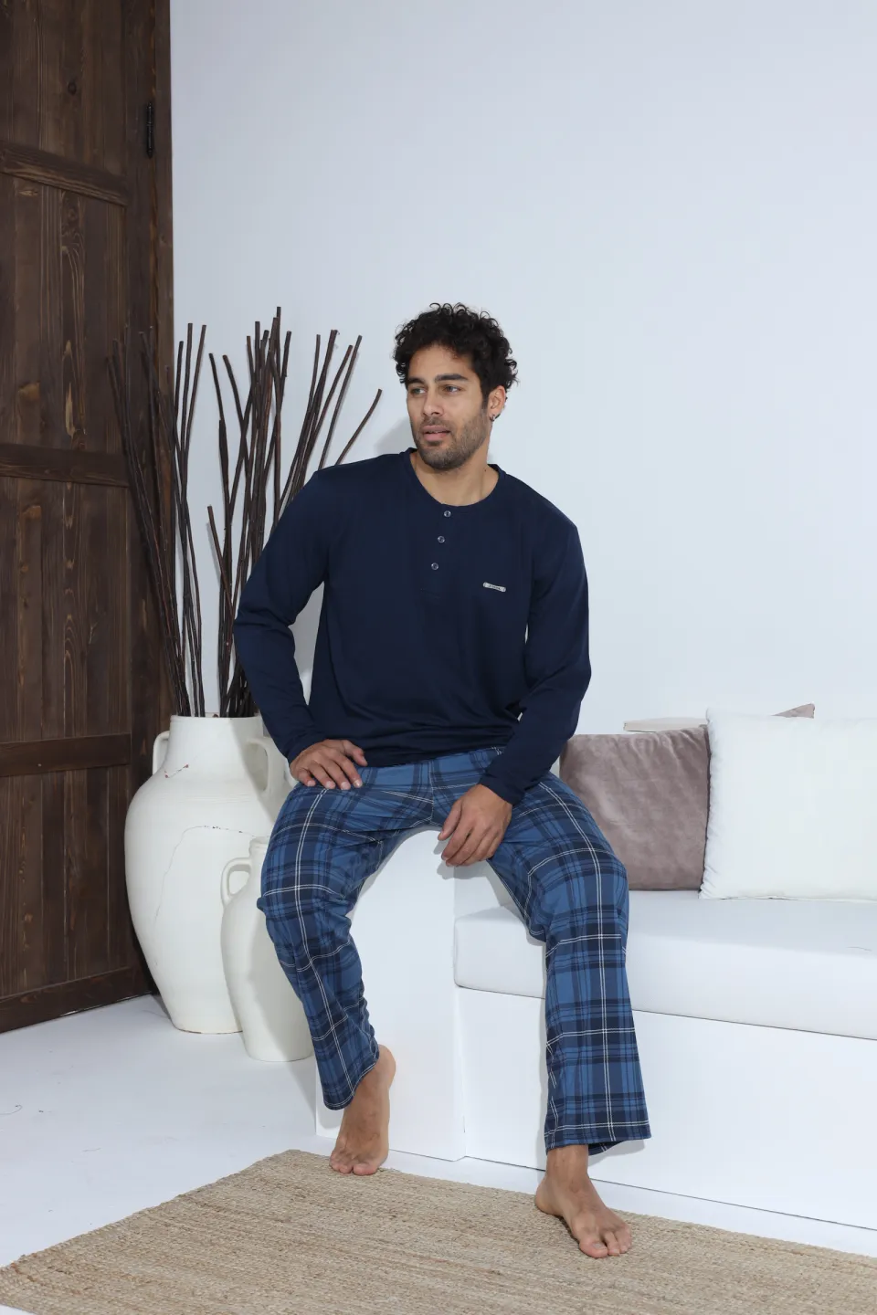 Pijamale bărbați bleumarin – bluză cu nasturi și detaliu metalic, pantaloni lungi în carouri, 100% bumbac - 1