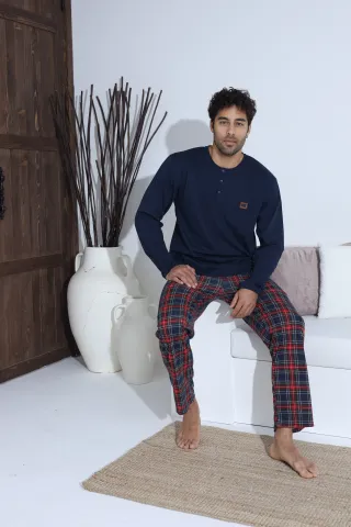 Pijamale bărbați bleumarin – bluza cu nasturi și ecuson, pantaloni lungi în carouri roșu cu bleumarin, 100% bumbac hover