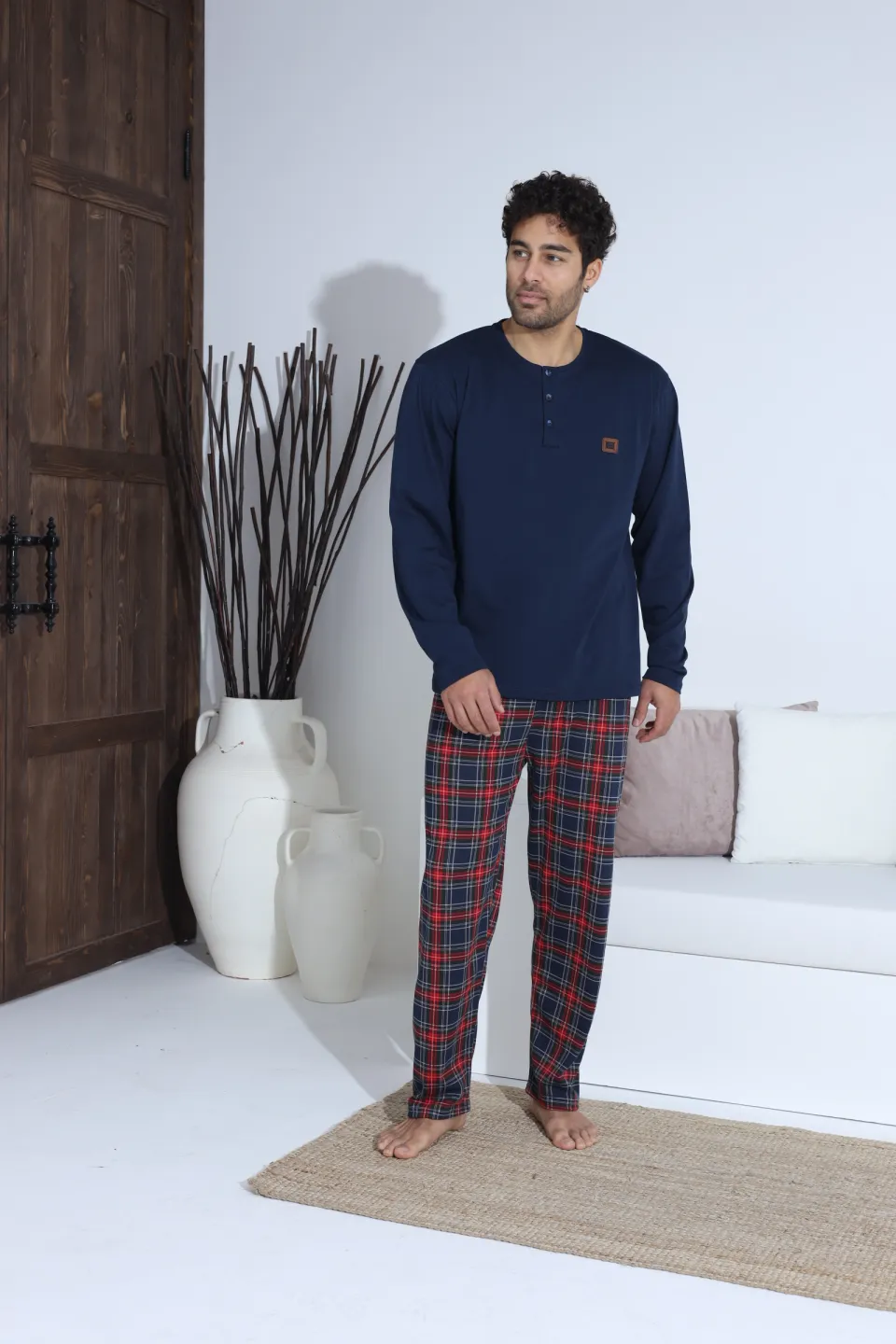 Pijamale bărbați bleumarin – bluza cu nasturi și ecuson, pantaloni lungi în carouri roșu cu bleumarin, 100% bumbac - 3