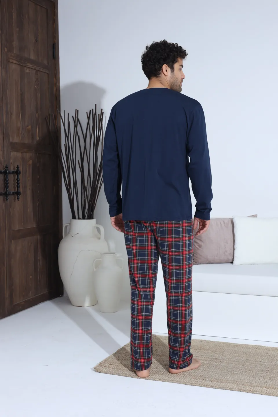 Pijamale bărbați bleumarin – bluza cu nasturi și ecuson, pantaloni lungi în carouri roșu cu bleumarin, 100% bumbac - 4