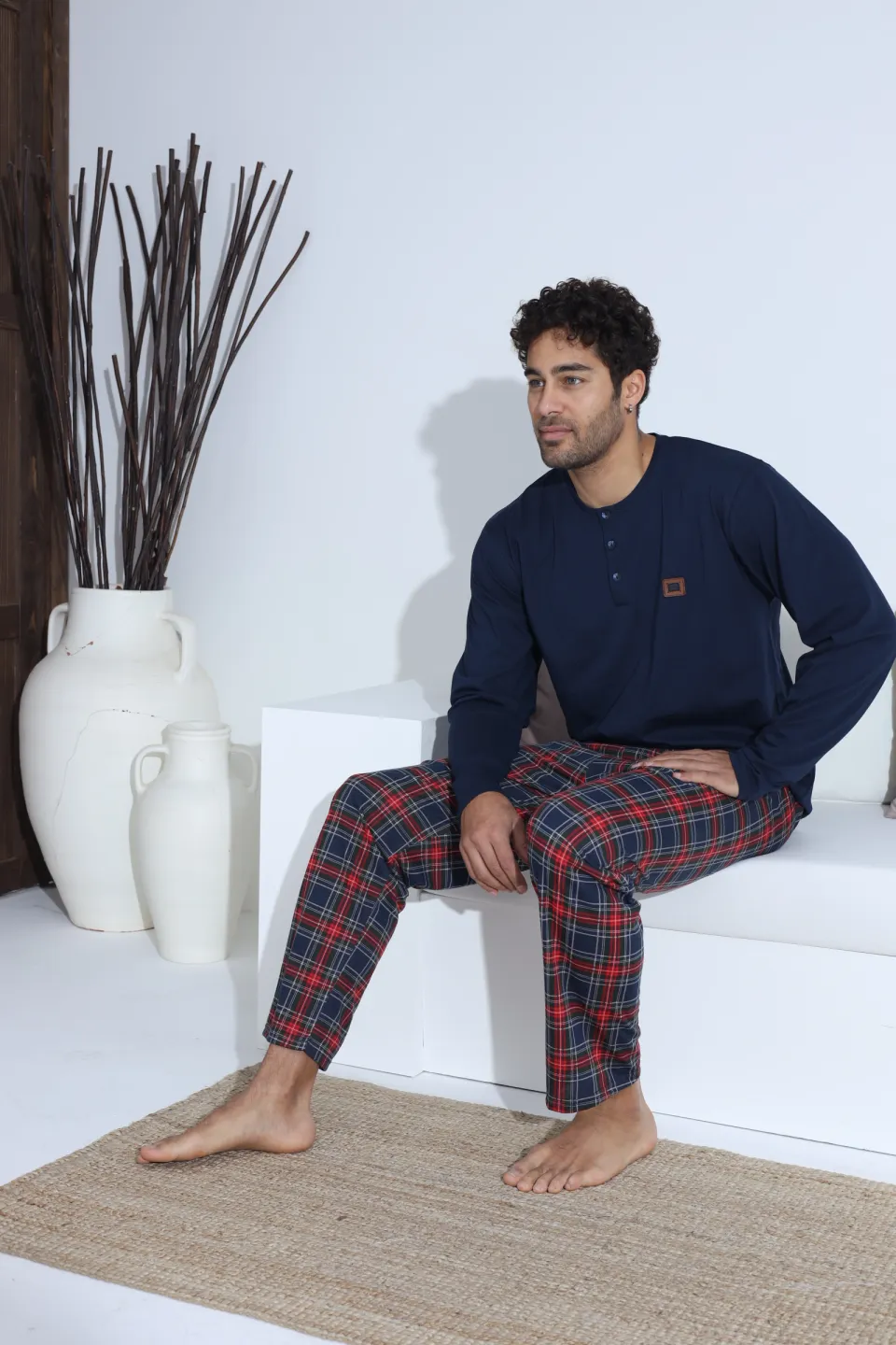 Pijamale bărbați bleumarin – bluza cu nasturi și ecuson, pantaloni lungi în carouri roșu cu bleumarin, 100% bumbac - 5