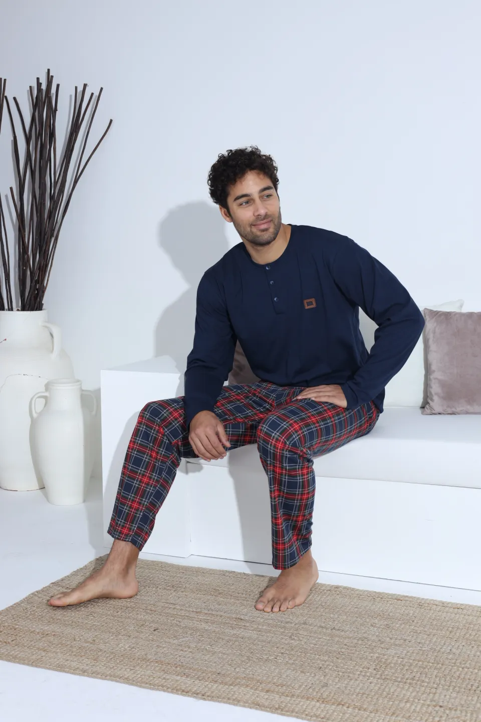 Pijamale bărbați bleumarin – bluza cu nasturi și ecuson, pantaloni lungi în carouri roșu cu bleumarin, 100% bumbac - 6