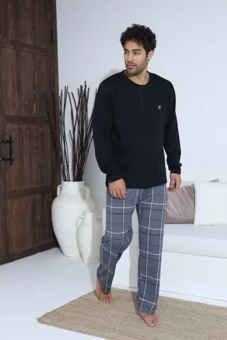 Pijamale bărbați – bluză neagră cu nasturi și ecuson, pantaloni gri în carouri, 100% bumbac hover
