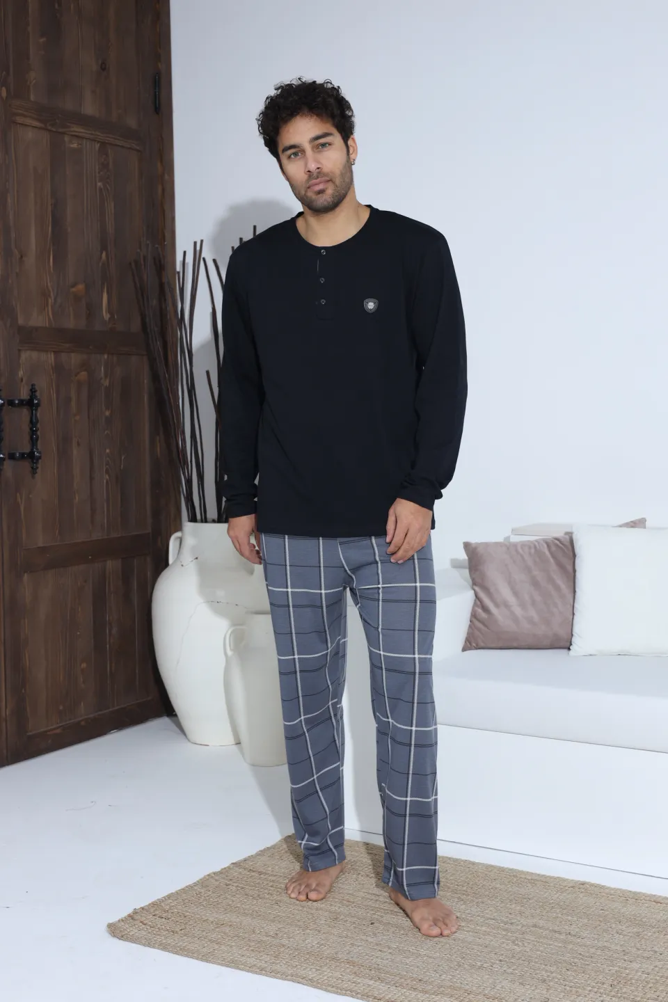 Pijamale bărbați – bluză neagră cu nasturi și ecuson, pantaloni gri în carouri, 100% bumbac - 3