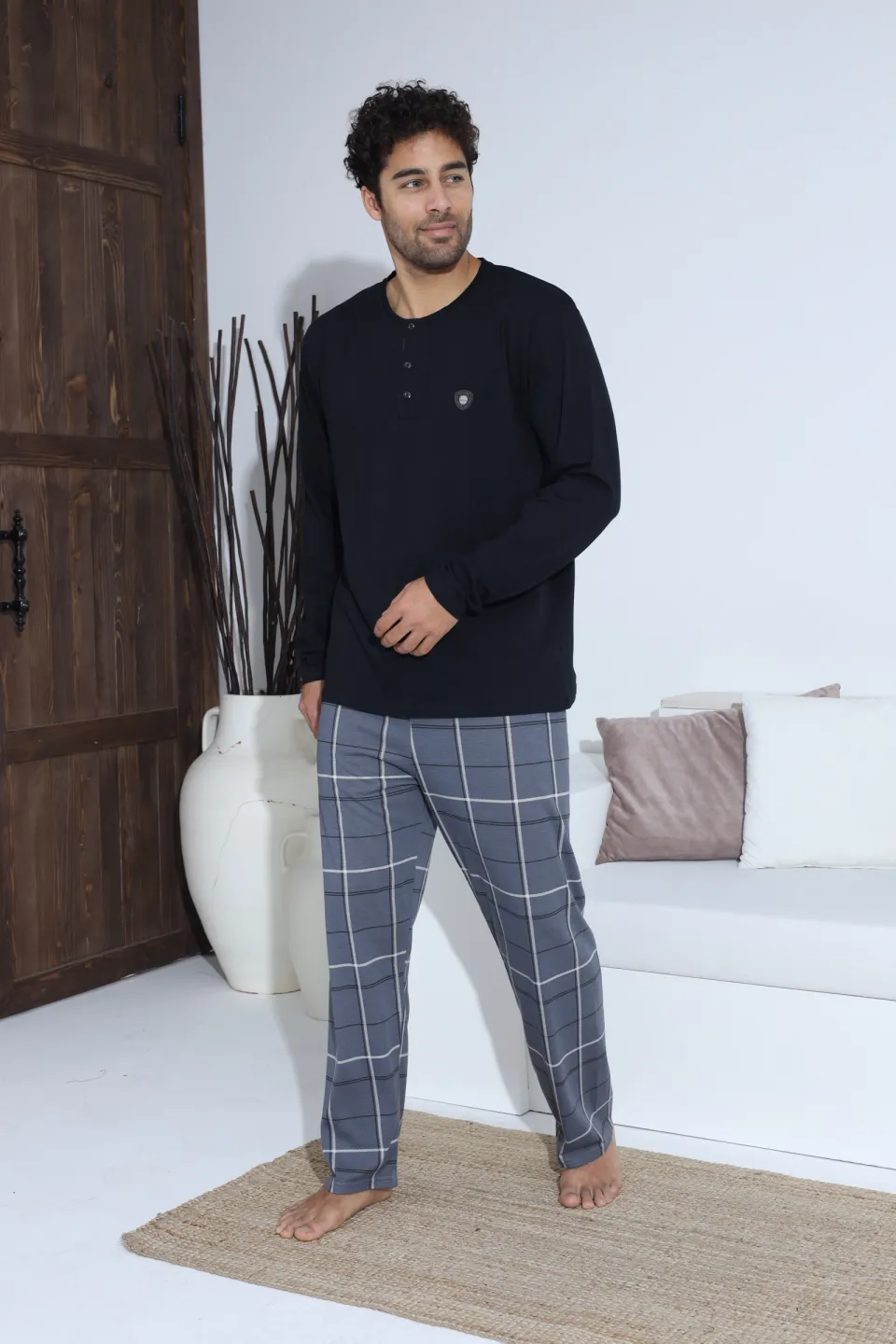 Pijamale bărbați – bluză neagră cu nasturi și ecuson, pantaloni gri în carouri, 100% bumbac - 4